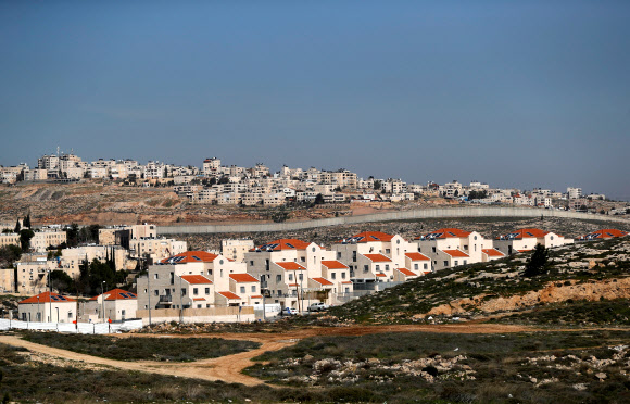 이스라엘이 점령 중인 서안 지구의 이스라엘 정착촌 너머로 팔레스타인 지역이 보인다. 2020.2.13  로이터 연합뉴스