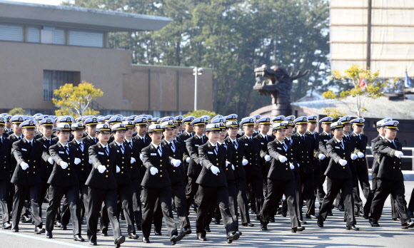 해군사관학교 78기 입학식 ‘힘찬 걸음’  지난해 2월 14일 경남 창원시 진해구 해군사관학교에서 열린 78기 사관생도 입학식에서 생도들이 사열하고 힘차게 이동하고 있다. 해군사관학교 제공
