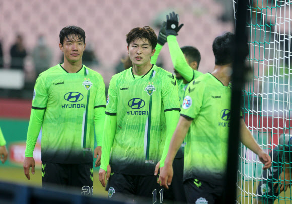 전북 현대 선수들이 지난 12일 전주 월드컵경기장에서 열린 요코하마 마리노스와의 아시아축구연맹 챔피언스리그에서 1-2로 패한 뒤 아쉬운 표정을 짓고 있다. 전주 연합뉴스