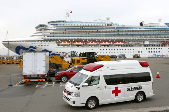 일본 크루즈선 정박 요코하마항에서 출발하는 구급차