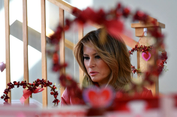 미국 영부인 멜라니아 트럼프 여사가 14일(현지시간) 발렌타인 데이를 맞아 메릴랜드 주 베데스다의 국립보건원 소아 병동을 방문해 어린이들과 즐거운 시간을 보내고 있다. AFP 연합뉴스