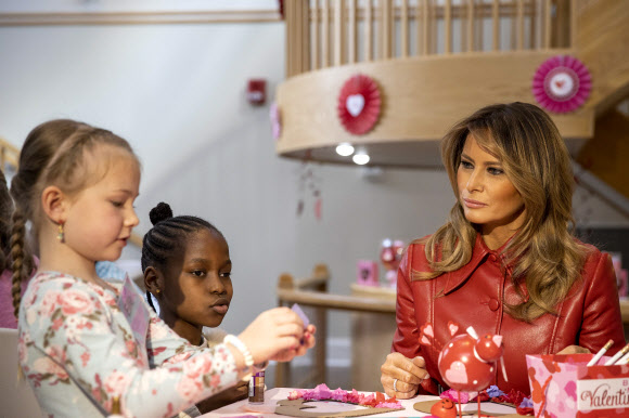 미국 영부인 멜라니아 트럼프 여사가 14일(현지시간) 발렌타인 데이를 맞아 메릴랜드 주 베데스다의 국립보건원 소아 병동을 방문해 어린이들과 즐거운 시간을 보내고 있다. 게티/AFP 연합뉴스