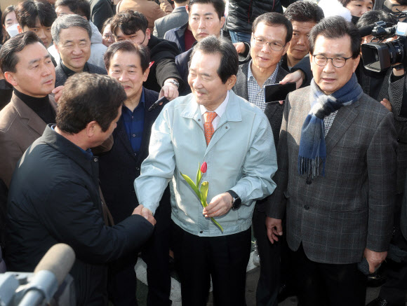 정세균 국무총리가 15일 오전 충북 진천군 국가공무원인재개발원 앞에 마련된 상황실을 찾아 관계자들을 격려하고 있다. 2020.2.15  연합뉴스