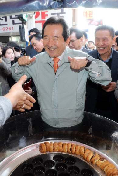 정세균 국무총리가 15일 오전 충북 진천군 중앙시장을 찾아 수화로 상인과 인사하고 있다. 2020.2.15  연합뉴스