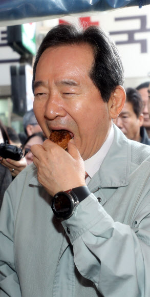 정세균 국무총리가 15일 오전 충북 진천군 중앙시장을 찾아 국화빵을 맛보고 있다. 2020.2.15  연합뉴스