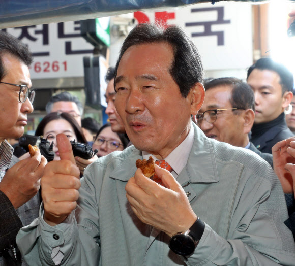 정세균 국무총리가 15일 오전 충북 진천군 중앙시장을 찾아 국화빵을 맛보고 있다. 2020.2.15  연합뉴스