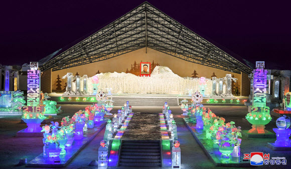 북한이 광명성절(2월16일)을 맞아 삼지연에서 ‘광명성절 경축 얼음조각축전 2020’을 열었다고 조선중앙통신이 15일 보도했다. 2020.2.15 평양 조선중앙통신=연합뉴스