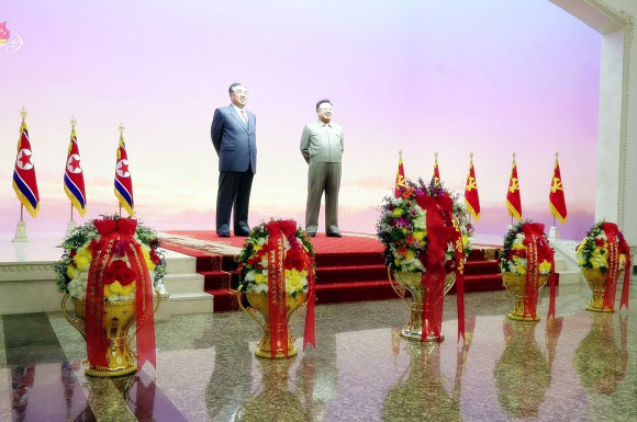 김일성·김정일 입상 앞에 놓인 김정은 화환