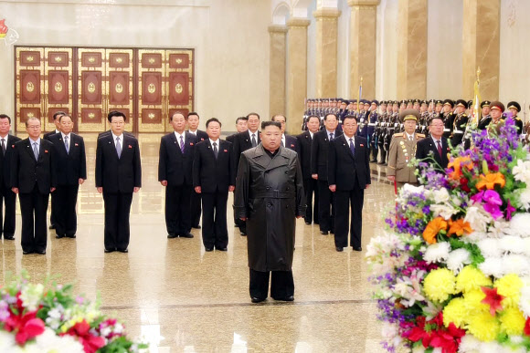 김정은, 김정일 생일에 금수산 참배…코로나에 수행단 ‘최소화’