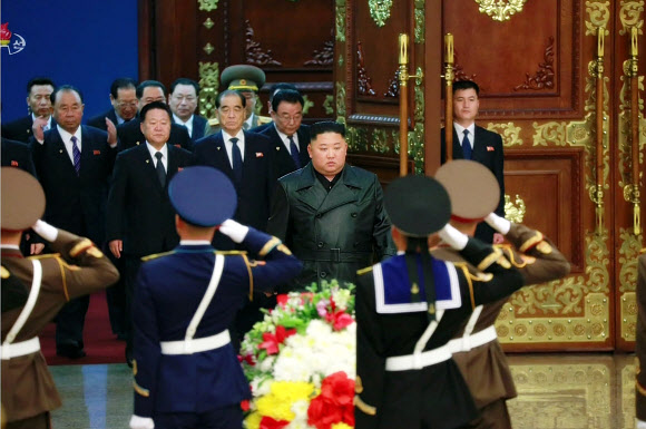 김정은, 김정일 생일에 금수산태양궁전 참배