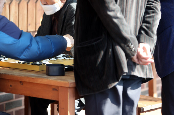 폐쇄된 복지시설 찾은 노인들