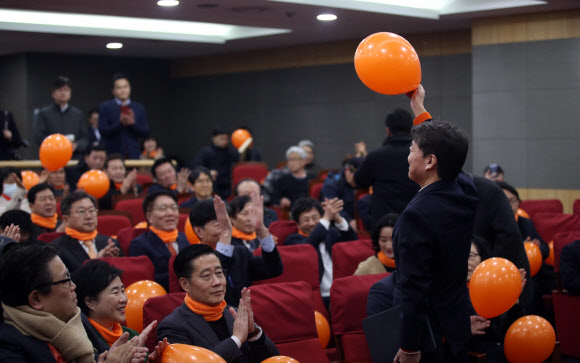 인사하는 안철수