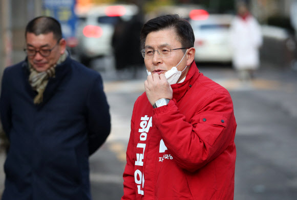 인사하는 황교안 대표