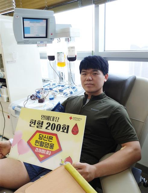삼성SDI에서 배터리 생산을 담당하는 조현수 프로가 200번째 헌혈을 하고 있는 모습. 삼성SDI 제공