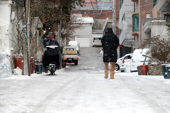 ‘눈길 조심해서 걸으세요’