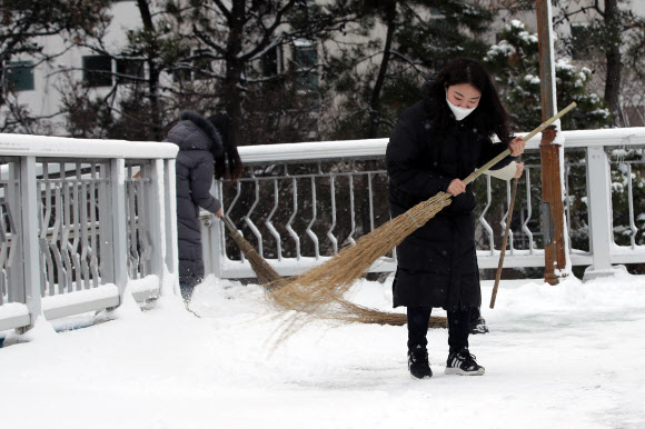 눈길 청소하는 공무원