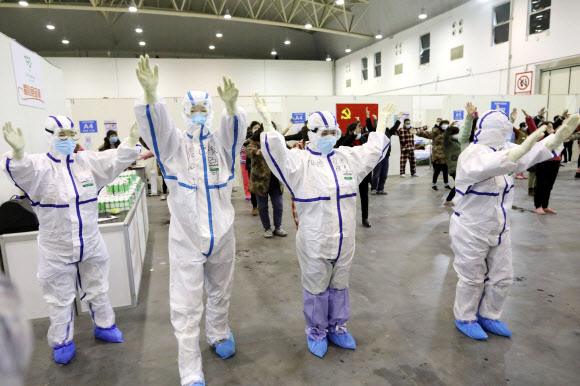 코로나19 바이러스가 발병한 중국 후베이성 우한에서 의료진이 지난 15일 환자들과 함께 춤을 추고 있다. 연합뉴스 