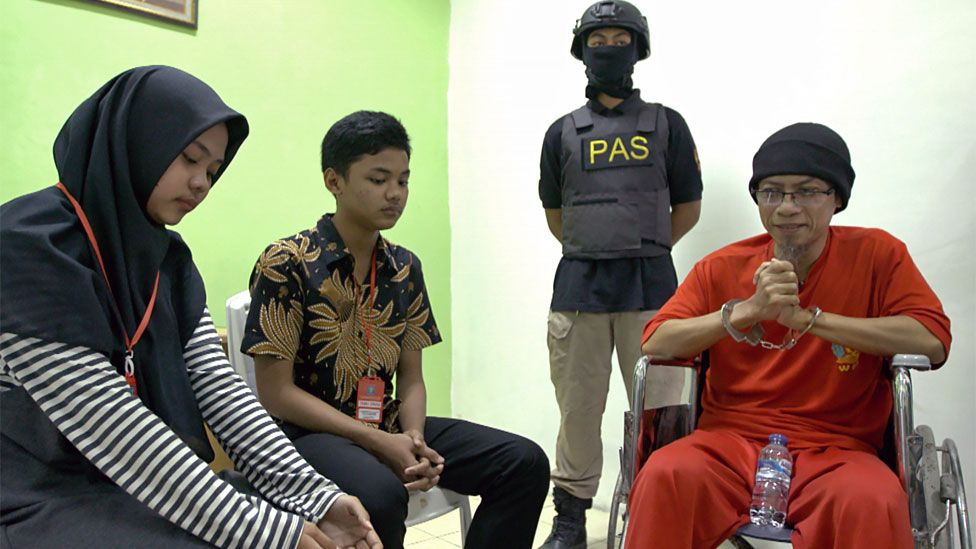 지난해 10월 인도네시아 자카르타 연안 섬의 교도소에서 2004년 어머니를 숨지게 한 폭탄테러범 이완 다르마완 문토(일명 로이스)를 만나고 있는 사라 살사빌라와 남동생 리즈퀴.