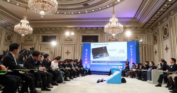 문재인 대통령이 17일 청와대 영빈관에서 열린 기재부-산업부-중기부-금융위 업무보고에서 홍남기 기재부 장관의 업부보고를 듣고 있다. 2020. 2.17 도준석 기자pado@seoul.co.kr