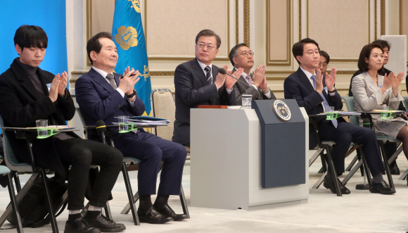 문재인 대통령이 17일 청와대 영빈관에서 열린 기재부-산업부-중기부-금융위 업무보고에서 홍남기 기재부 장관의 업부보고를 듣고 박수치고 있다. 2020. 2.17 도준석 기자pado@seoul.co.kr