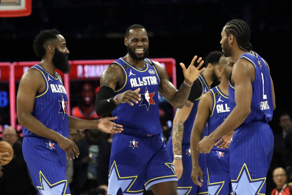 팀 르브론 선수들이 17일(한국시간) 열린 2019~20 미국프로농구(NBA) 올스타전에서 함께 모여 즐거워하고 있다. 시카고 AP
