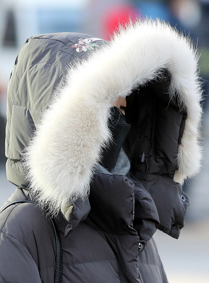 체감온도가 -12도까지 떨어진 18일 오전 서울 종로구 광화문 네거리에서 두꺼운 외투를 입은 시민이 발걸음을 재촉하고 있다. 2020.2.18  연합뉴스