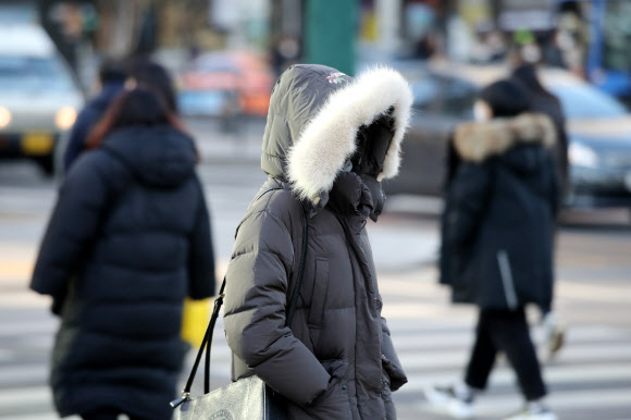 체감온도가 -12도까지 떨어진 18일 오전 서울 종로구 광화문 네거리에서 두꺼운 외투를 입은 시민들이 발걸음을 재촉하고 있다. 2020.2.18  연합뉴스