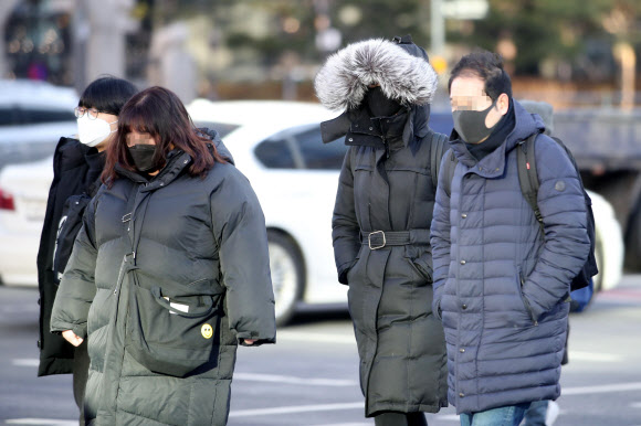 체감온도가 -12도까지 떨어진 18일 오전 서울 종로구 광화문 네거리에서 두꺼운 외투를 입은 시민들이 발걸음을 재촉하고 있다. 2020.2.18  연합뉴스