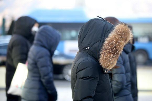 체감온도가 -12도까지 떨어진 18일 오전 서울 종로구 광화문 네거리에서 두꺼운 외투를 입은 시민들이 발걸음을 재촉하고 있다. 2020.2.18  연합뉴스