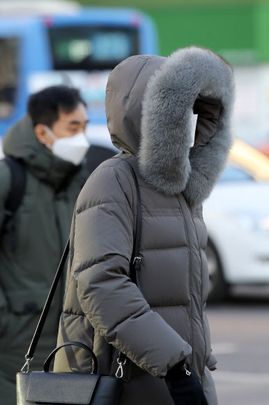 체감온도가 -12도까지 떨어진 18일 오전 서울 종로구 광화문 네거리에서 두꺼운 외투를 입은 시민들이 발걸음을 재촉하고 있다. 2020.2.18  연합뉴스