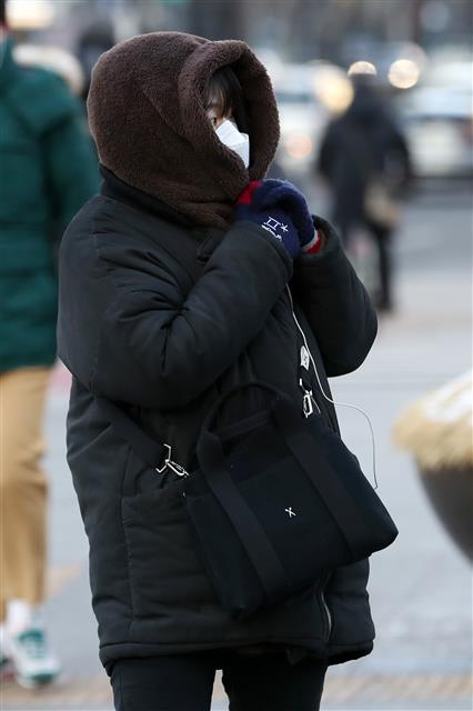 서울의 아침 기온이 영하 8도까지 떨어지며 막바지 추위가 이어지고 있는 18일 오전 서울 광화문네거리에서 두꺼운 옷을 입은 시민이 출근하고 있다. 기상청 관계자는 “기온이 크게 떨어지고 바람도 강하게 불어 체감온도는 더욱 낮아 춥겠으니 건강관리를 신경써야 한다”고 당부하며 20일까지 내륙을 중심으로 낮과 밤의 기온차가 10도 이상 벌어질 것으로 내다봤다. 2020.2.18 뉴스1