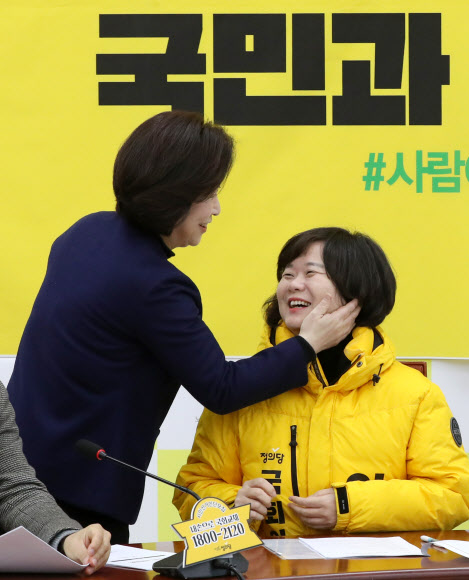 정의당 심상정 대표가 18일 오전 서울 여의도 국회에서 열린 의원총회에서 이정미 의원과 인사를 나누고 있다. 2020.2.18  연합뉴스