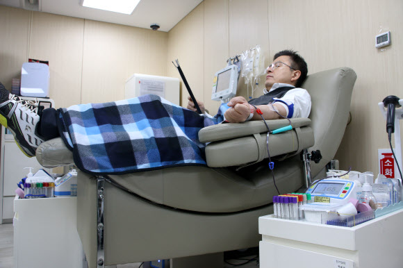 4·15총선에서 서울 종로에 출마하는 미래통합당 황교안 대표가 18일 서울 종로구 헌혈의집 광화문센터에서 헌혈하고 있다. 2020.2.18  미래통합당 제공