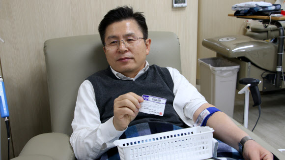 4·15총선에서 서울 종로에 출마하는 미래통합당 황교안 대표가 18일 서울 종로구 헌혈의집 광화문센터에서 헌혈하고 있다. 2020.2.18  미래통합당 제공