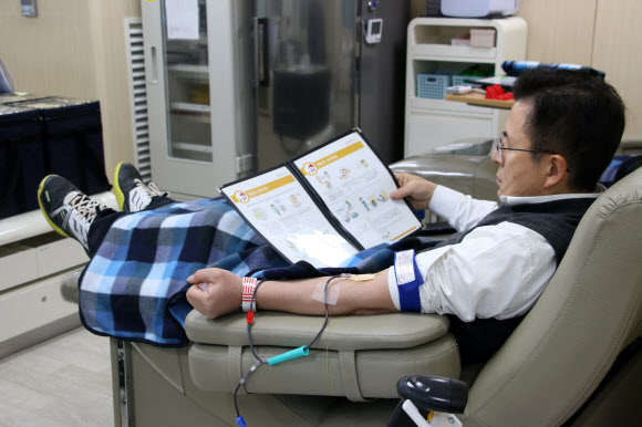 4·15총선에서 서울 종로에 출마하는 미래통합당 황교안 대표가 18일 서울 종로구 헌혈의집 광화문센터에서 헌혈하고 있다. 2020.2.18  미래통합당 제공