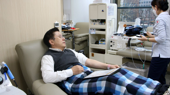 4·15총선에서 서울 종로에 출마하는 미래통합당 황교안 대표가 18일 서울 종로구 헌혈의집 광화문센터에서 헌혈하고 있다. 2020.2.18  미래통합당 제공