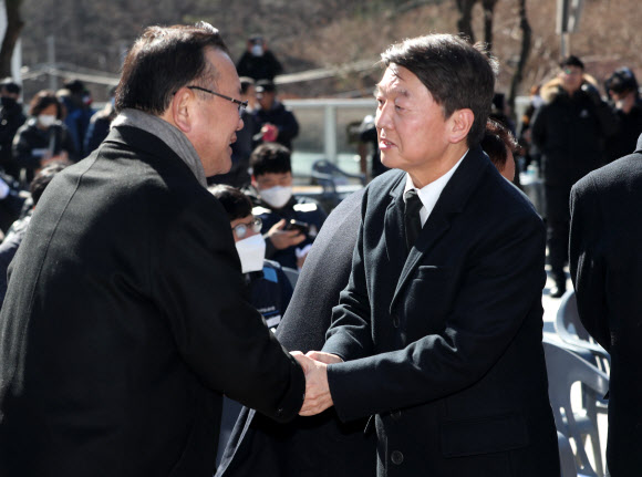 대구 지하철 참사 17주기인 18일 대구시 동구 용수동 대구시민안전테마파크에서 열린 추모식에서 ‘국민의당’ 안철수 창당준비위원장이 더불어민주당 김부겸 의원과 악수하고 있다.  2003년 2월 18일 대구 지하철 중앙로역에서는 50대 남성이 역내에서 저지른 방화로 총 12량의 지하철 객차가 불에 타고 192명의 승객이 숨졌다. 2020.2.18  연합뉴스