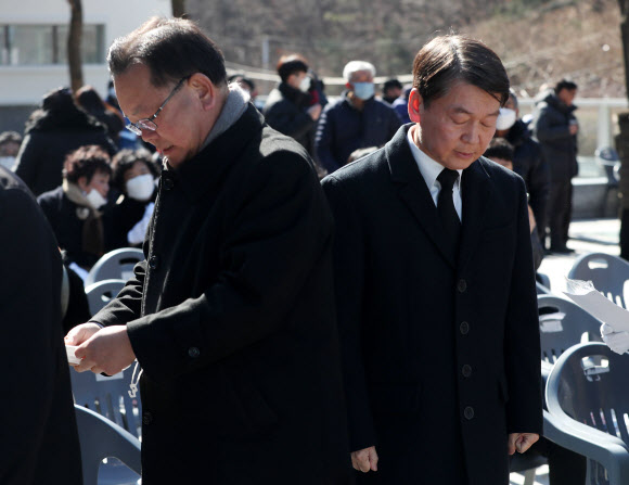 대구 지하철 참사 17주기인 18일 대구시 동구 용수동 대구시민안전테마파크에서 열린 추모식에서 ‘국민의당’ 안철수 창당준비위원장과 더불어민주당 김부겸 의원(왼쪽)이 자리에 앉고 있다.  2003년 2월 18일 대구 지하철 중앙로역에서는 50대 남성이 역내에서 저지른 방화로 총 12량의 지하철 객차가 불에 타고 192명의 승객이 숨졌다. 2020.2.18  연합뉴스