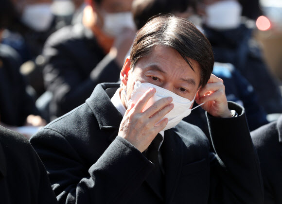 대구 지하철 참사 17주기인 18일 대구시 동구 용수동 대구시민안전테마파크에서 열린 추모식에서 ‘국민의당’ 안철수 창당준비위원장이 마스크를 쓰고 있다.  2003년 2월 18일 대구 지하철 중앙로역에서는 50대 남성이 역내에서 저지른 방화로 총 12량의 지하철 객차가 불에 타고 192명의 승객이 숨졌다. 2020.2.18  연합뉴스