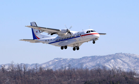 18일 日 크루즈선에 탑승한 우리 국민의 국내 이송을 위해 대통령 전용기(VCN-235)가 서울공항에서 일본 하네다공항을 향해 출발하고 있다.  2020. 2.18  공군 제공