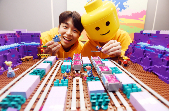 레고 애호가들을 위한 유튜브 채널 ‘레고도사꾸삐’를 운영하고 있는 꾸삐(왼쪽)와 레고 ‘미니피규어’ 가면을 쓴 브릭키가 레고 앞에서 포즈를 취하고 있다. 박윤슬 기자 seul@seoul.co.kr