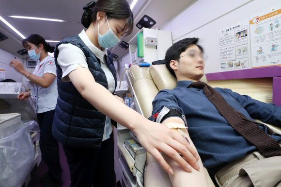 코로나19로 ‘혈액부족’ 헌혈하는 공무원들