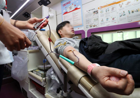 코로나19로 ‘혈액부족’.. 헌혈하는 공무원들