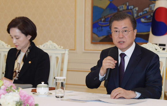 문재인 대통령이 19일 청와대에서 열린 신학기 교육현장 신종 코로나바이러스 감염증(코로나19) 대책 논의를 위한 시-도교육감 간담회에서 모두발언을 하고 있다. 2020. 2.19 도준석 기자pado@seoul.co.kr