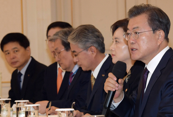 문재인 대통령이 19일 청와대에서 열린 신학기 교육현장 신종 코로나바이러스 감염증(코로나19) 대책 논의를 위한 시-도교육감 간담회에서 모두발언을 하고 있다. 2020. 2.19 도준석 기자pado@seoul.co.kr