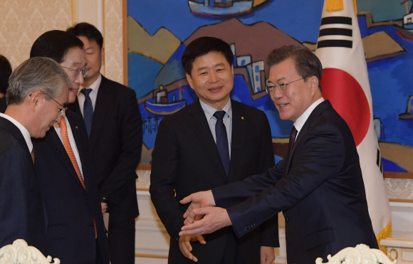 문재인 대통령이 19일 청와대에서 열린 신학기 교육현장 신종 코로나바이러스 감염증(코로나19) 대책 논의를 위한 시-도교육감 간담회에서 참석자들과 인사하고 있다. 2020. 2.19 도준석 기자pado@seoul.co.kr