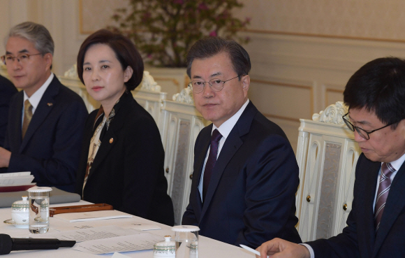 문재인 대통령이 19일 청와대에서 열린 신학기 교육현장 신종 코로나바이러스 감염증(코로나19) 대책 논의를 위한 시-도교육감 간담회에 참석하고 있다. 2020. 2.19 도준석 기자pado@seoul.co.kr