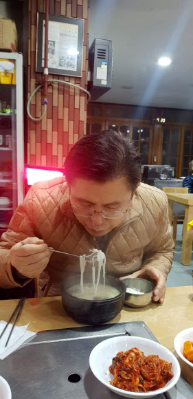 미래통합당 황교안 대표가 19일 서울 종로구 안국역 인근 설렁탕집에서 아침식사를 하고 있다.  2020.2.19   황교안 페이스북