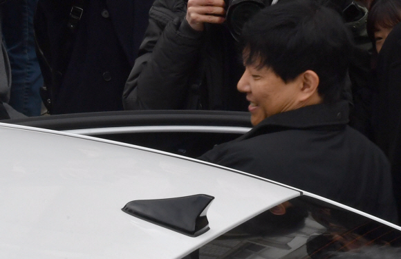 여객자동차 운수사업법 위반 혐의를 받고있는 이재웅 쏘카 대표가 19일 오전 서울중앙지방법원에서 열린 1심 선고 공판에서 무죄를 선고받은 뒤 나서고 있다. 2020.2.19. 박지환 기자 popocar@seoul.co.kr