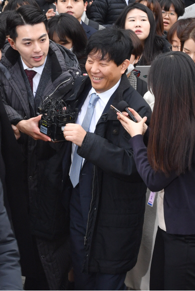 여객자동차 운수사업법 위반 혐의를 받고있는 이재웅 쏘카 대표가 19일 오전 서울중앙지방법원에서 열린 1심 선고 공판에서 무죄를 선고받은 뒤 나서고 있다. 2020.2.19. 박지환 기자 popocar@seoul.co.kr